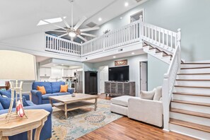 TV connectée, livres, espaces bureaux