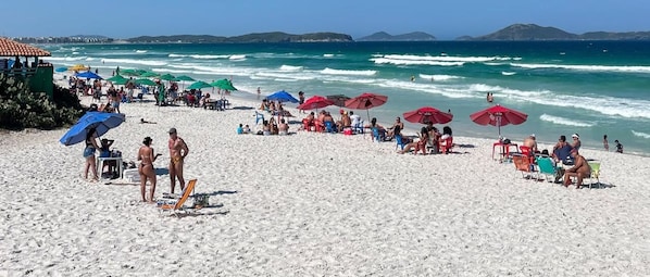 Na praia, espreguiçadeiras