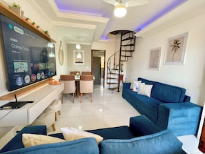 Smart TV, pebolim, mesa de pingue-pongue, livros