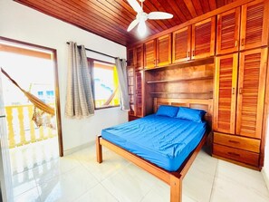 2 slaapkamers, een bureau, een strijkplank/strijkijzer, gratis wifi