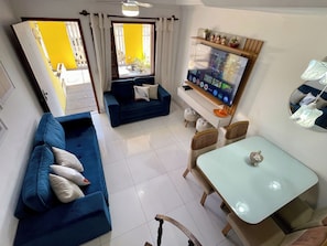 Smart TV, pebolim, mesa de pingue-pongue, livros