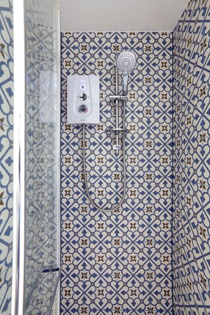 Estudio clásico, patio | Ducha del cuarto de baño