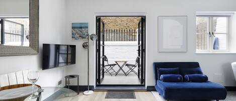 Studio – classic, terrasse | Strykejern/-brett og wi-fi (inkludert)