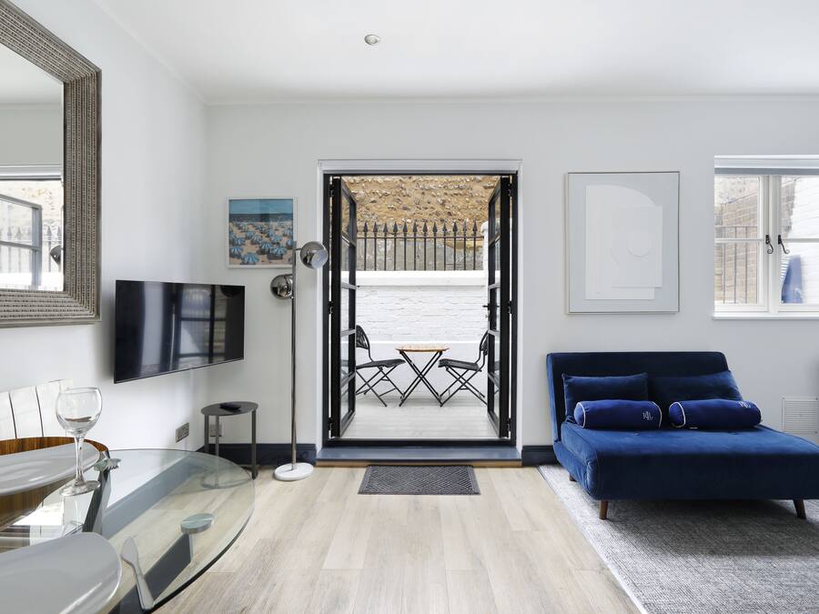 Classic Studio, Patio | Iron/ironing board, WiFi (free)