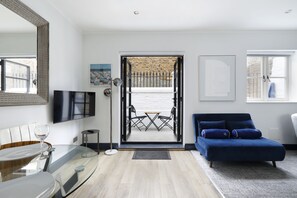 Classic Studio, Patio | Iron/ironing board, free WiFi - Brighton Courtyard boutique (Brighton)