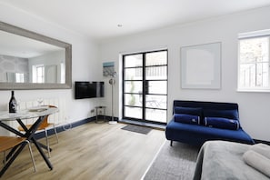 Estudio clásico, patio | Área de sala de estar | Smart TV de 48 pulgadas con canales digitales 
