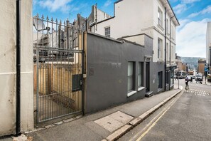 Property grounds - Brighton Courtyard boutique (Brighton)