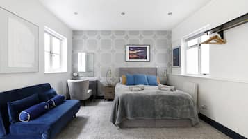 Studio – classic, terrasse | Oppholdsområde | En 48-tommers smart-TV med digitale kanaler