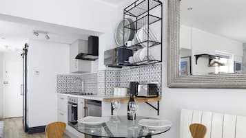 Studio – classic, terrasse | Spiseområde på rommet