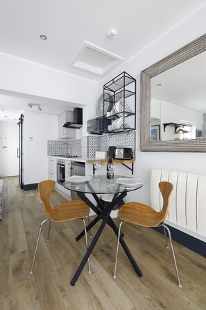 Monolocale Classic, patio | Pasti in camera