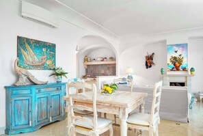 Villa, terras, uitzicht op zee | Dineerruimte