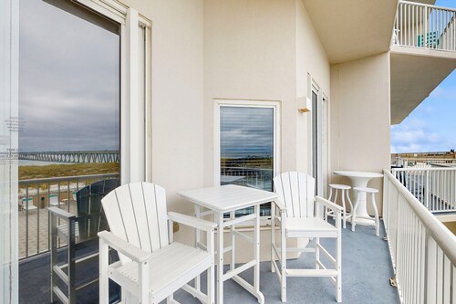 Beachfront Condo, gorgeous views, shared pool and beach access