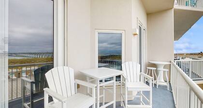 Beachfront Condo, gorgeous views, shared pool and beach access