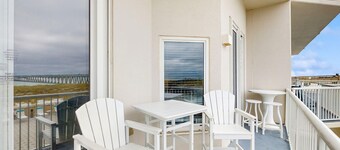 Beachfront Condo, gorgeous views, shared pool and beach access