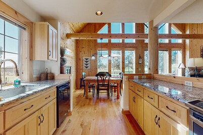 Lovely home with resort amenities, private hot tub & golf course view