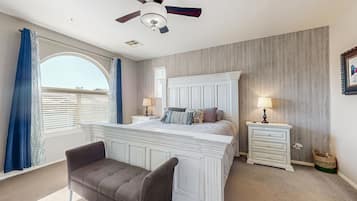 4 عدّة غرف نوم وخدمة الإنترنت وملاءات أسرّة