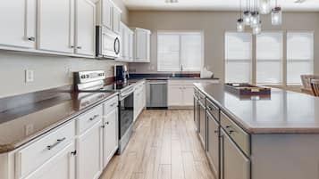 ثلاجة، ميكروويف، فرن، موقد طهي مسطح