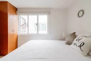 2 bedrooms, iron/ironing board, bed sheets - LC122- 2BDR / 2BTH - One Bedroom Apartment, Sleeps 4 (Ciudad de México)