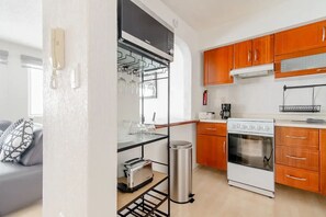 Private kitchen - LC122- 2BDR / 2BTH - One Bedroom Apartment, Sleeps 4 (Ciudad de México)