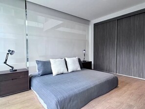 2 sovrum, strykjärn/strykbräda och sängkläder