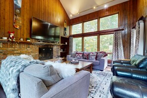 Una televisión, una chimenea, un reproductor de DVD, un futbolín