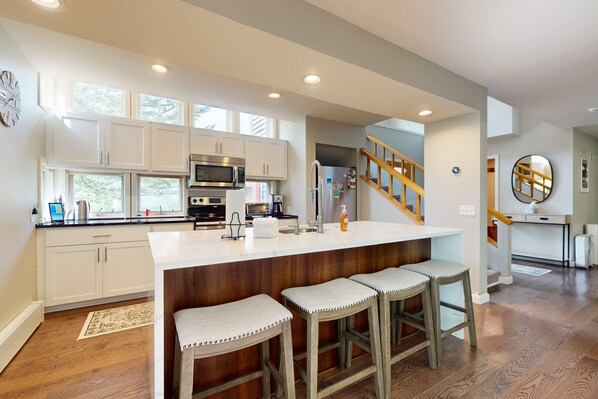 Frigorífico, microondas, horno y placa de cocina