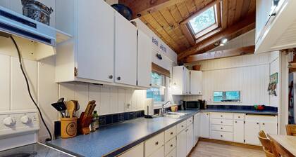 Spacious house with free wifi, private W/D + near downtown
