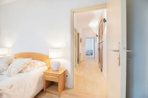 5 bedrooms, WiFi, bed sheets