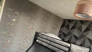 A bunk bed with a geometric-patterned wall behind it. - Birdsong View - comfortable apartment in Amble (Amble)