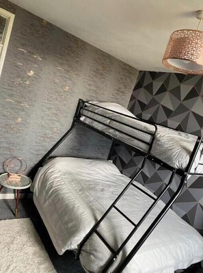 2 soverom, strykejern/-brett, wi-fi (inkludert) og sengetøy