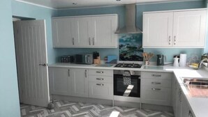 Fridge, microwave, oven, stovetop - Birdsong View - comfortable apartment in Amble (Amble)