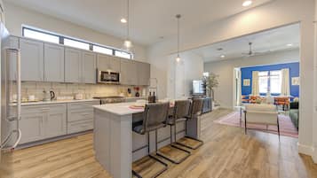 Een koelkast, een magnetron, een oven, een kookplaat