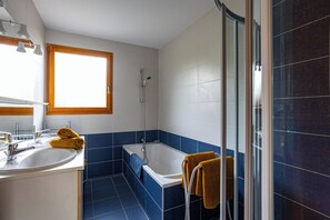Hårføner, såpe og toalettpapir