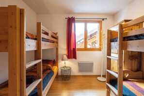 2 室のベッドルーム、アイロン / アイロン台、旅行用ベビーベッド、WiFi (無料)