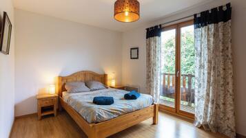 2 slaapkamers, een strijkplank/strijkijzer, reisbedje, gratis wifi