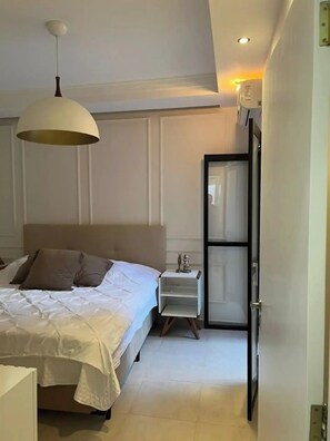 3 habitaciones, tabla de planchar con plancha, wifi y ropa de cama 