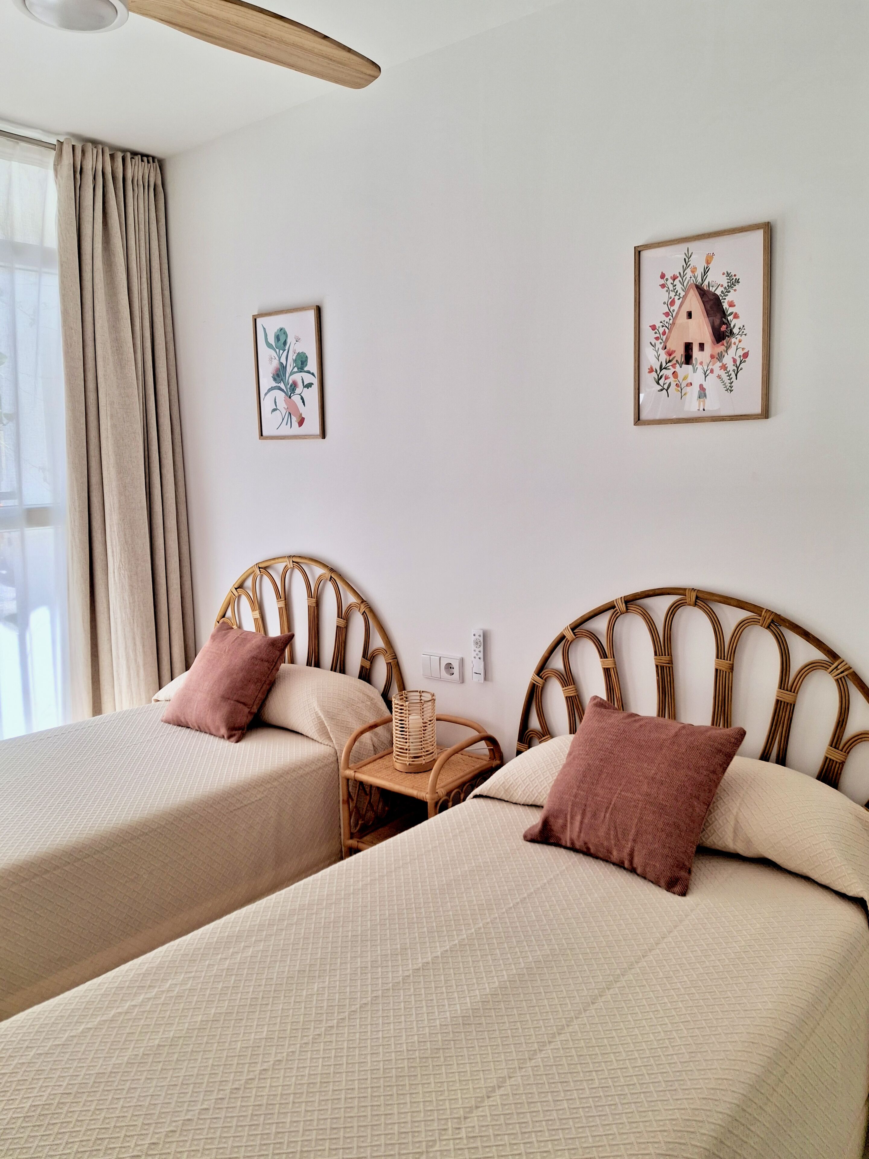 2 عدّة غرف نوم ومكواة/لوح كي وواي فاي وملاءات أسرّة