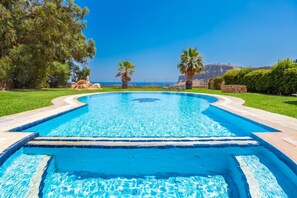 Una piscina con vista diretta sull'oceano.