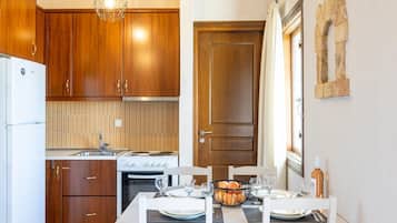Fridge, oven, coffee/tea maker, toaster