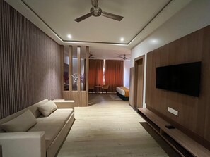 Desk, laptop workspace, soundproofing, iron/ironing board - Hotel Three Seasons (Mat)