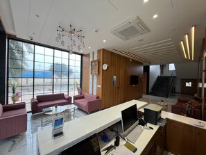 Lobby - Hotel Three Seasons (Mat)