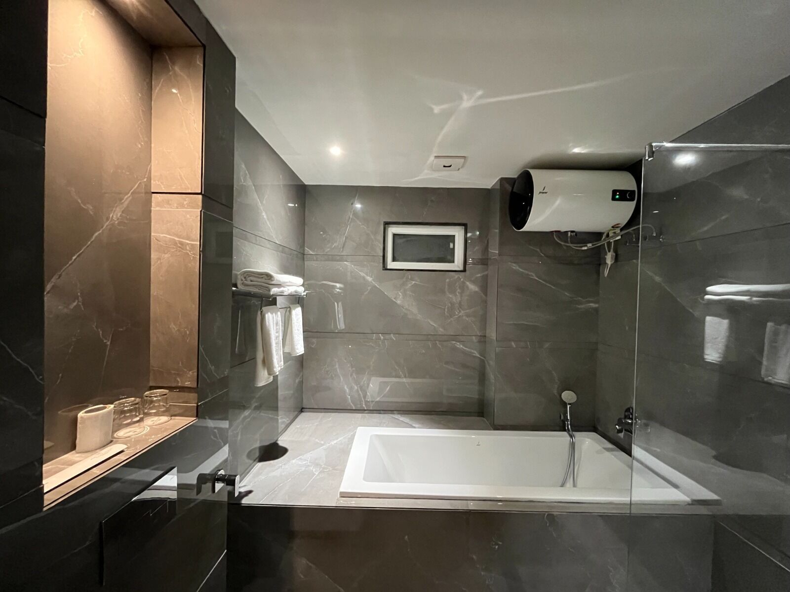 Deep-soaking bathtub