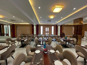 Restaurant - Hotel Three Seasons (Mat)