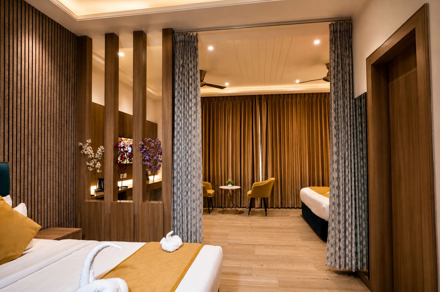 Une chambre d’hôtel avec un lit, un bureau, une chaise, une petite table et une vue sur un balcon.