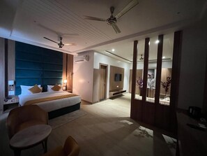 Family Suite | Minibar, desk, laptop workspace, soundproofing - Hotel Three Seasons (Mat)