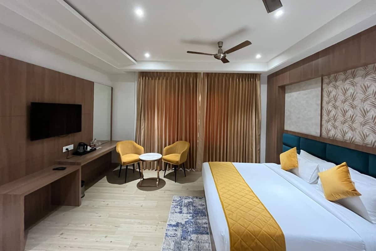 Executive Double Room | Desk, laptop workspace, soundproofing, iron/ironing board