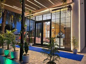 Property entrance - Hotel Three Seasons (Mat)