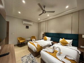 Desk, laptop workspace, soundproofing, iron/ironing board - Hotel Three Seasons (Mat)