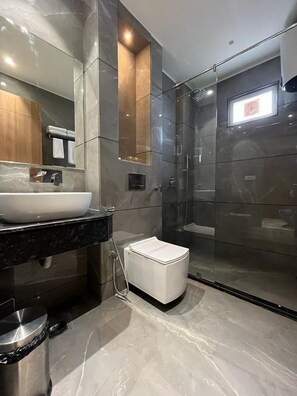 Hair dryer, slippers, towels, soap - Hotel Three Seasons (Mat)