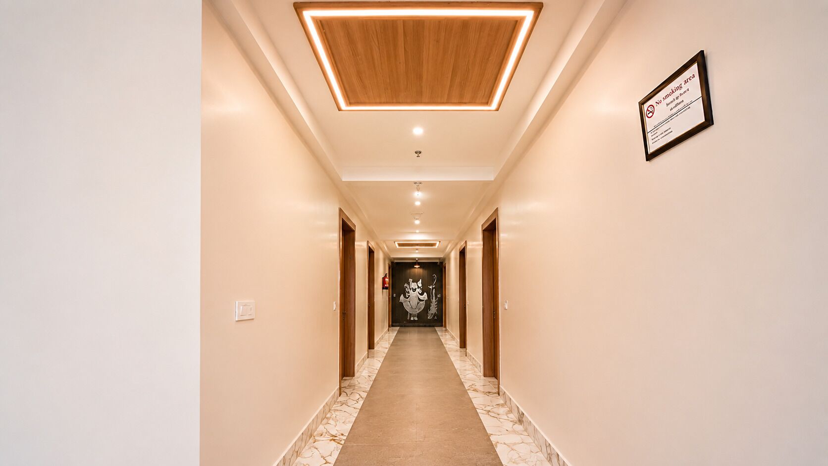 Corredor de hotel com teto de madeira, placa de proibido fumar e extintor de incêndio.